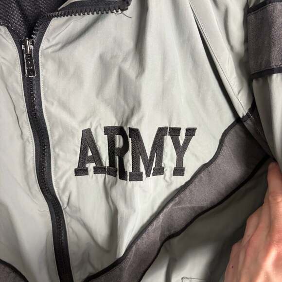 US Army IPFU Physical Training Jacket Reflective Windbreaker Medium Regular - Picture 2 of 4
